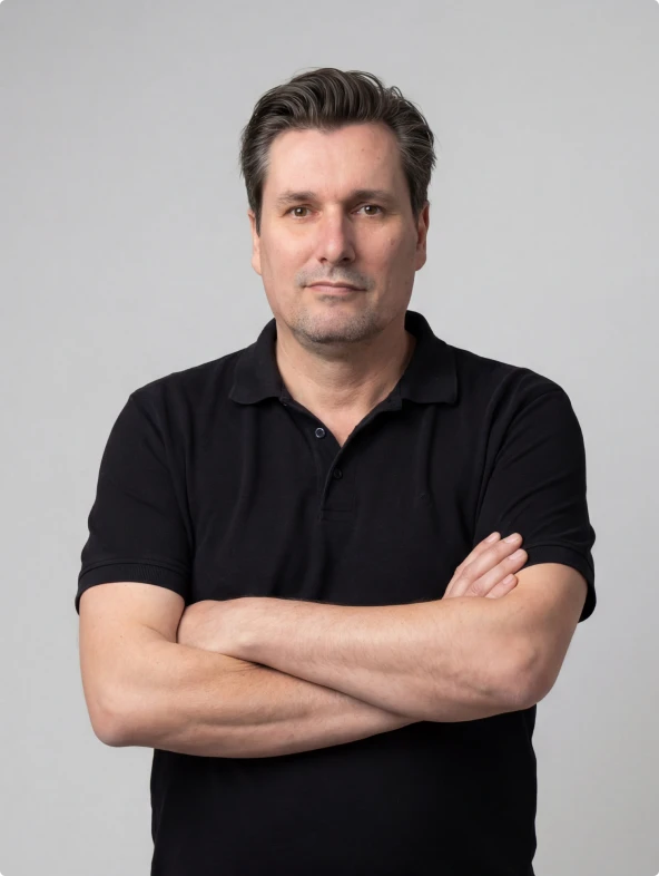 AI fotobewerking bedrijfsportret man in zwart shirt voor zakelijke website