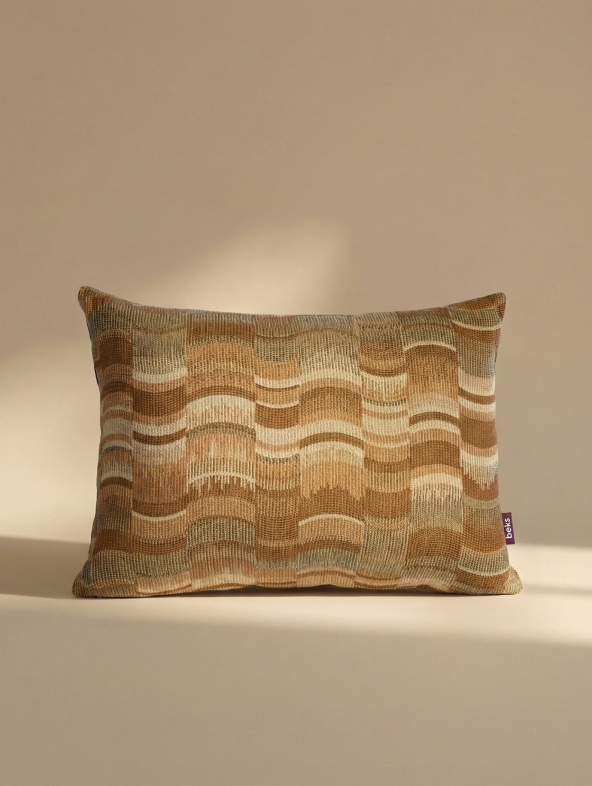 Decoratief kussen met golvend patroon, AI productfotografie op witte achtergrond