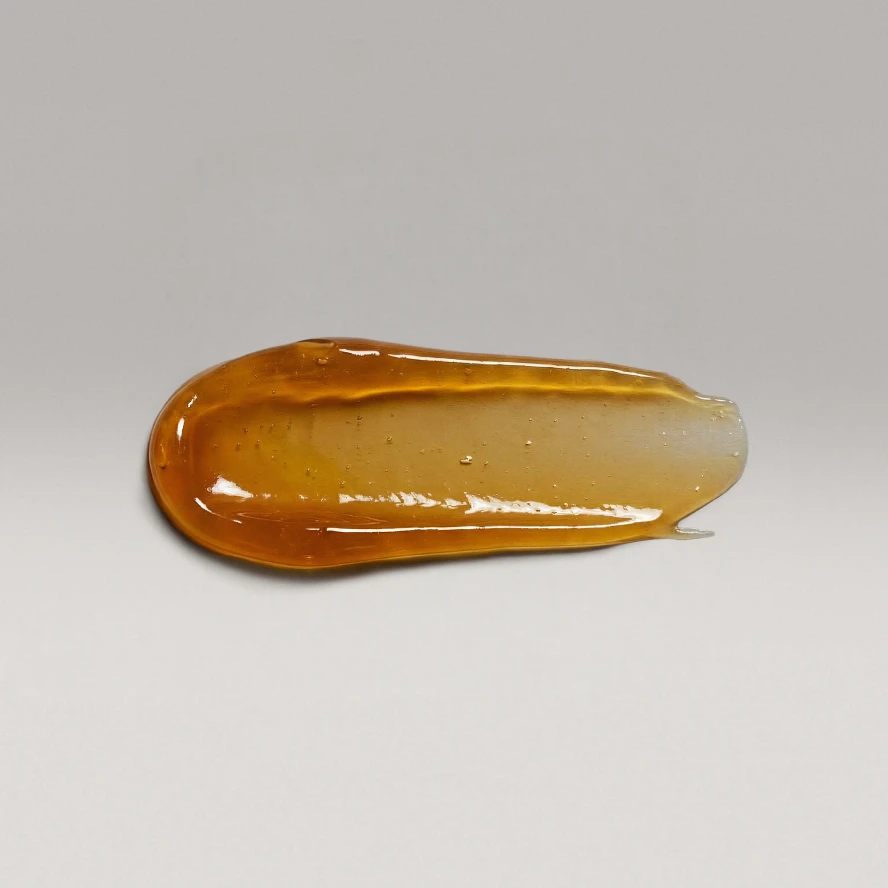 Textuurshot gouden serum smear, AI productfotografie voor beauty webshop