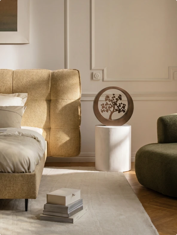 Urn op nachtkastje in sfeervolle slaapkamer, productfotografie voor webshop