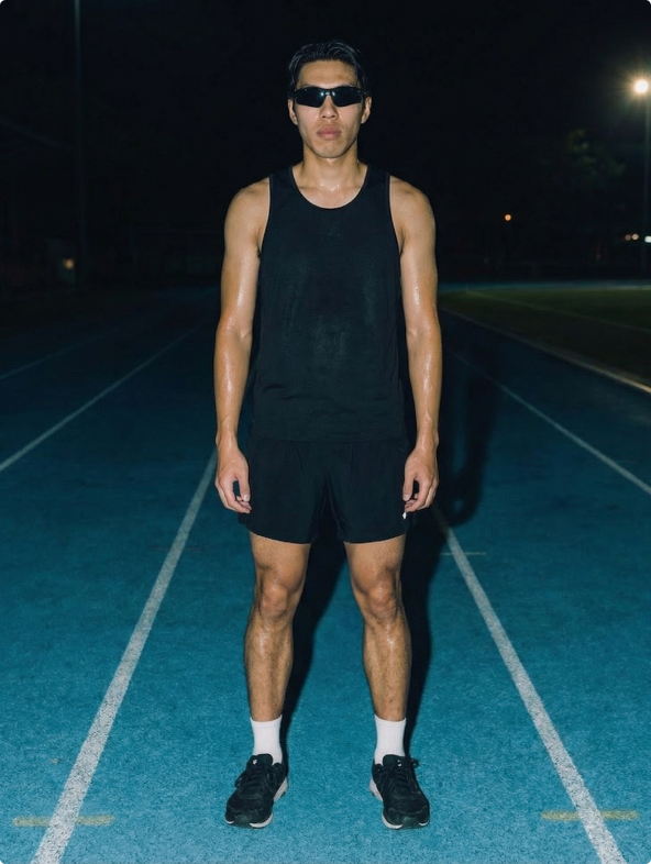 Man in sportoutfit, product foto laten maken met AI voor supplement merk
