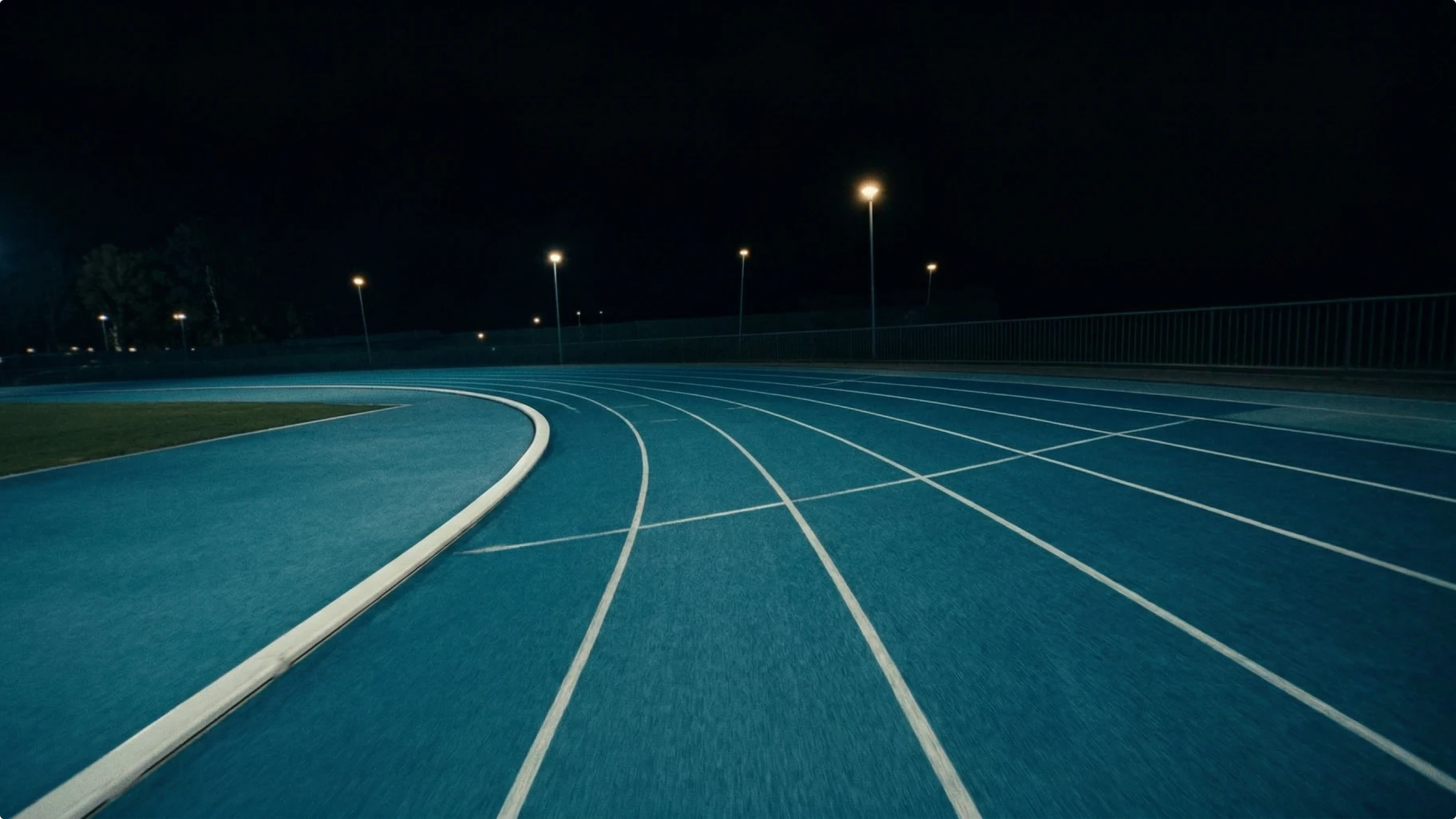 Atletiekbaan bij avond, productfotografie voor e-commerce