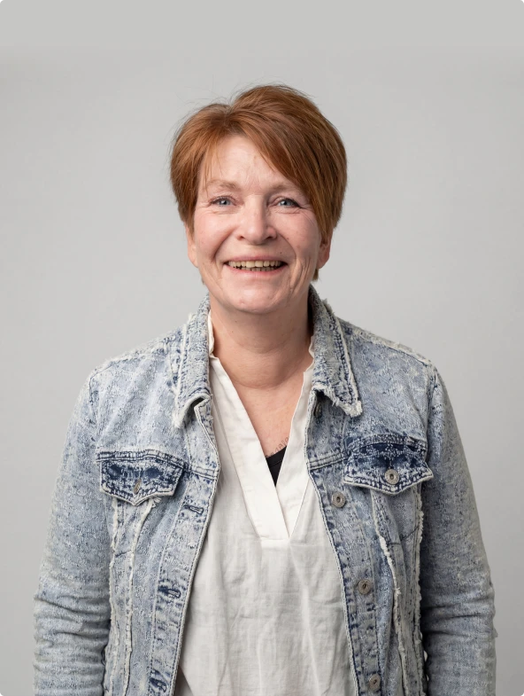 AI fotobewerking bedrijfsportret vrouw in spijkerjasje voor zakelijke website