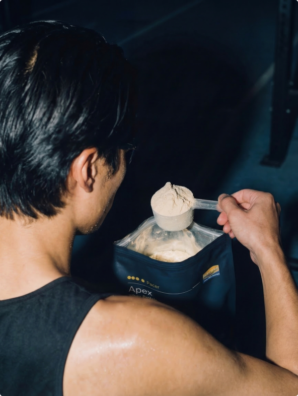 Atleet met supplement bag close-up, productfoto laten maken met AI