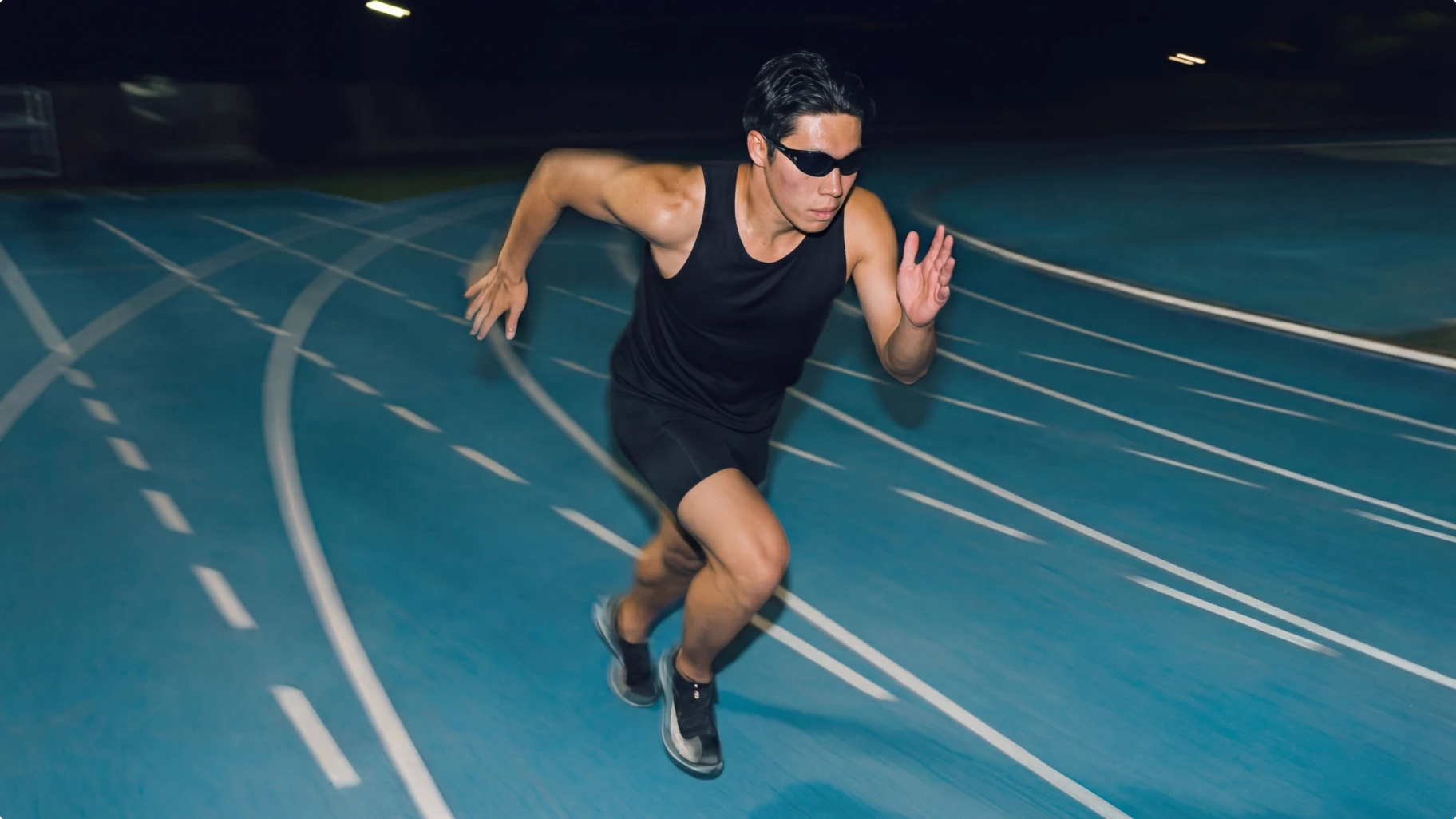 Sporter op atletiekbaan, AI fotografie voor supplement merk