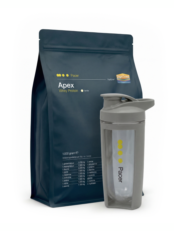 Supplement verpakking met shakebeker, AI productfotografie op witte achtergrond