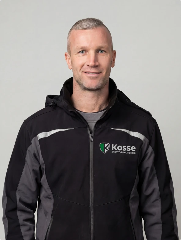 Bedrijfsportret man in poloshirt met logo, foto bewerken met AI