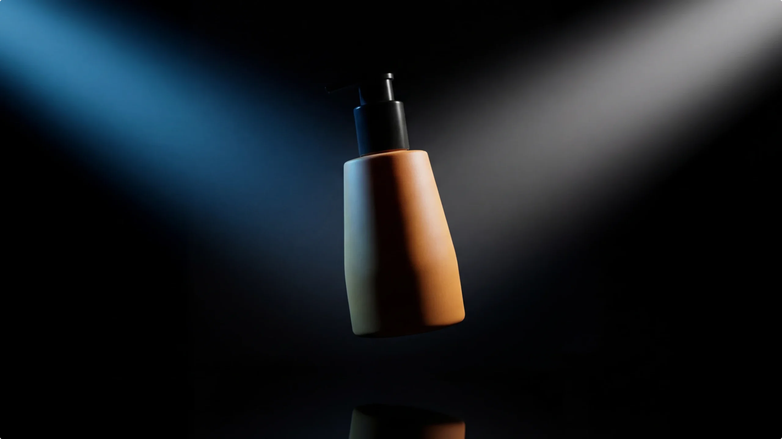 Dramatisch verlichte fles haarverzorgingsproduct, AI video maken voor beauty merk