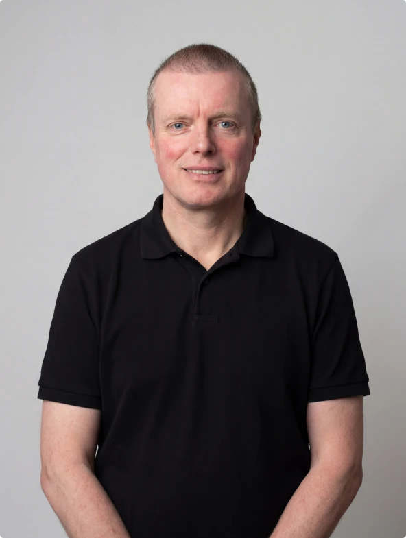 Bedrijfsportret man in zwart shirt, fotos bewerken met AI voor zakelijke website