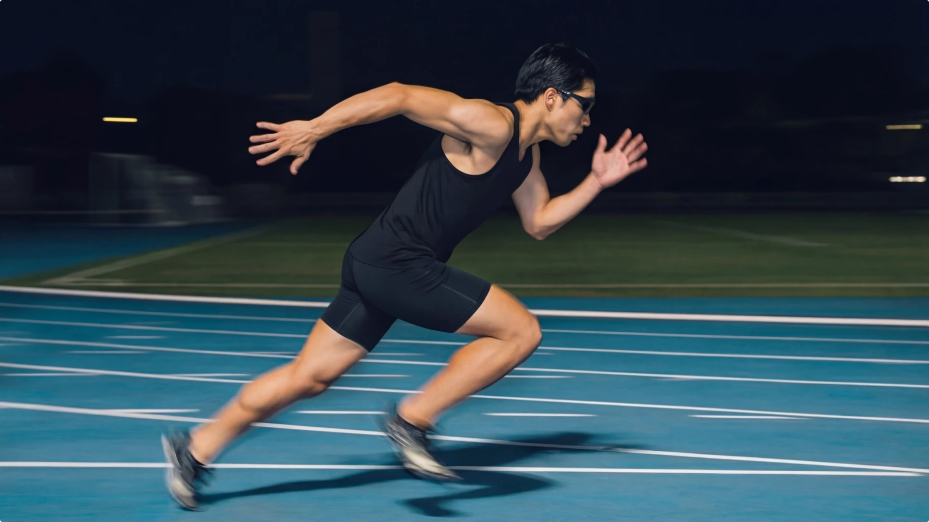 Sporter in sprintpositie op atletiekbaan, productfotografie voor e-commerce