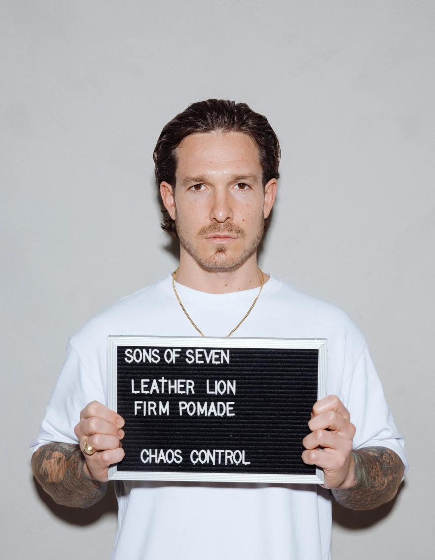 Man met Sons of Seven productlabel in handen, productfotografie voor haarverzorging merk