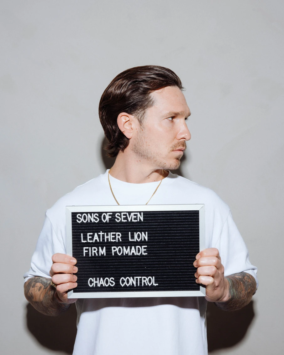 Man houdt Sons of Seven productverpakking vast, productfotografie voor webshop