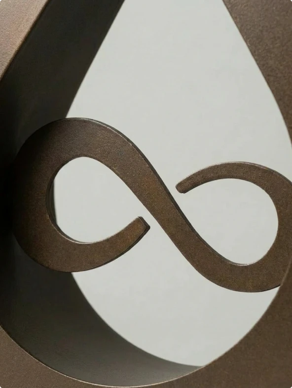 Brons druppel ornament met infinity symbool, AI productfotografie voor e-commerce